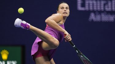 Aryna Sabalenka patea la pelota tras cometer una doble falta ante Jessica Pegula en la final del Abierto de Estados Unidos, el domingo 8 de septiembre de 2024, en Nueva York. (AP Foto/Julia Nikhinson)
