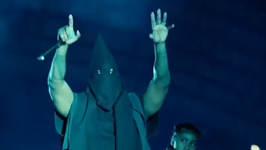 kanye west genera controversia al aparecer vestido con una tunica del ku klux klan en presencia de su hija