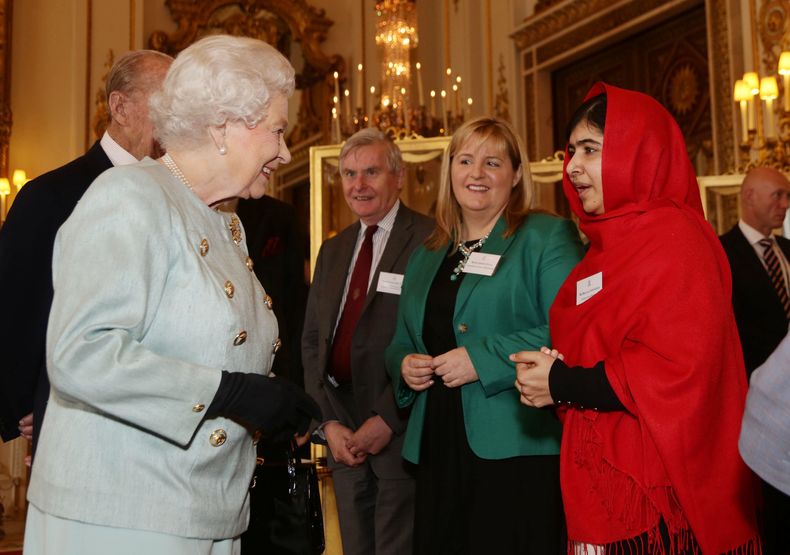 La reina Isabel II de Inglaterra se re&uacute;ne con Malala Yusafzai durante una recepci&oacute;n en el Palacio de Buckingham, en Londres, el viernes 18 de octubre de 2013. (Foto AP/Yui Mok, Pool)
