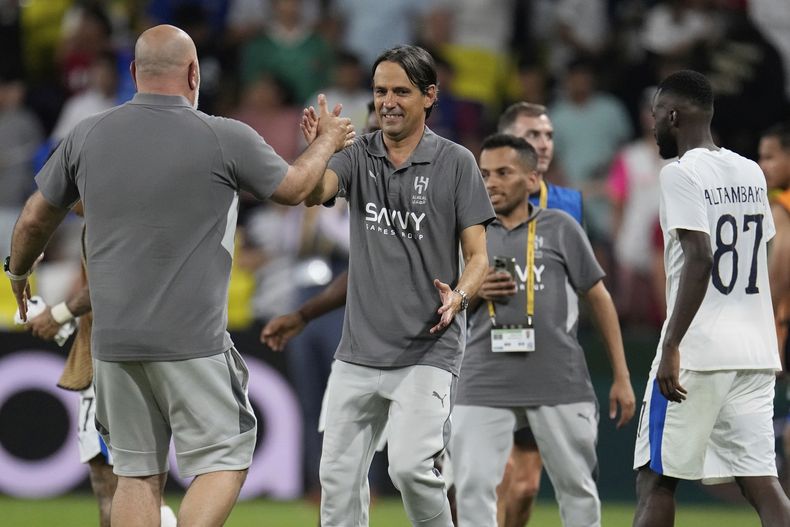 El técnico de Al Hilal Simone Inzaghi (centro) celebra tras la victoria 2-0 ante Pachuca en el Mundial de Clubes, el jueves 26 de junio de 2025, en Nashville.(AP Foto/George Walker IV)