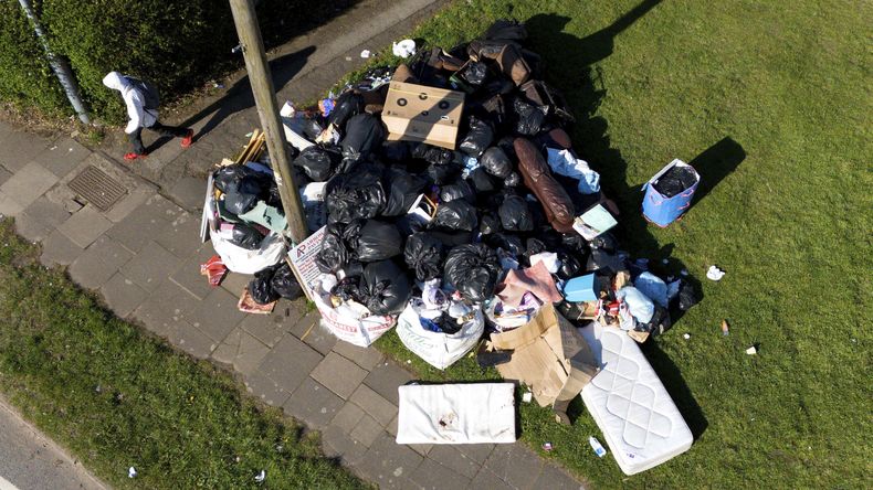 Vista aérea de muebles y bolsas de basura sin recoger en el este de Birmingham, Inglaterra, el martes 1 de abril de 2025, en medio de una huelga de basureros en la ciudad. (Jacob King/PA via AP)