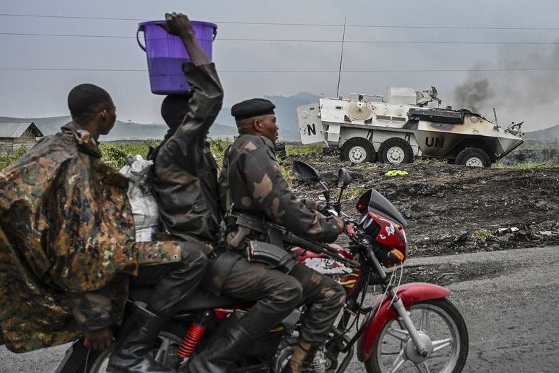 Un vehículo blindado de transporte de tropas de la ONU arde durante los enfrentamientos con los rebeldes del M23 en las afueras de Goma, República Democrática del Congo, sábado 25 de enero de 2025. (AP Foto/Moses Sawasawa)