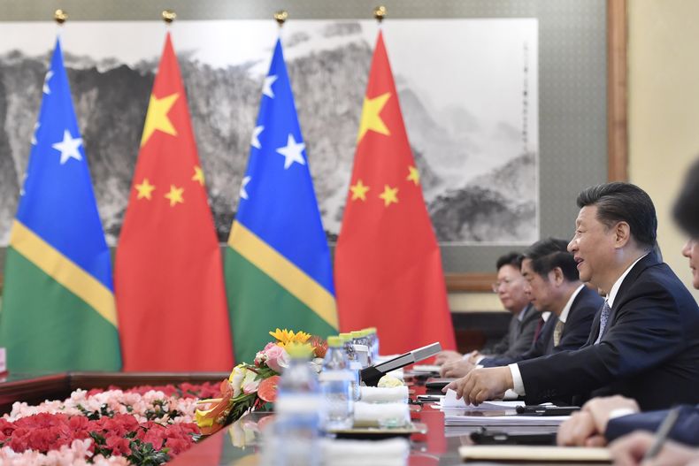 El presidente de China Xi Jinping habla con el primer ministro de las Islas Salomón, Manasseh Sogavare, quien no aparece en la fotografía, durante su encuentro del miércoles 9 de octubre de 2019, en Beijing. (Parker Song/Pool Photo via AP, Archivo)