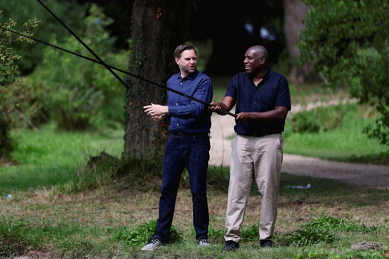 ARCHIVO - El secretario de Asuntos Exteriores británico, David Lammy, a la derecha, y el vicepresidente estadounidense JD Vance pescan en un lago en los terrenos de Chevening House en Kent, Inglaterra, 8 de agosto de 2025. (Suzanne Plunkett/Pool vía AP, Archivo)