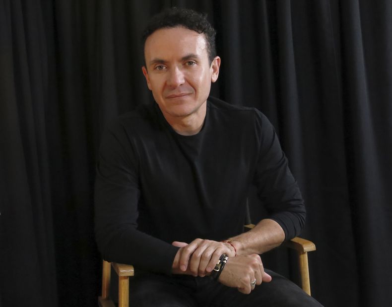 El cantautor colombiano Fonseca posa para promover su álbum Tropicalia, durante una entrevista en la Ciudad de México el lunes 29 de abril de 2024. (Foto AP/Berenice Bautista)