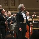En esta imagen proporcionada por Carnegie Hall, Albena Danailova, frente a la izquierda, y Franz Welser-Möst después de una función con la Filarmónica de Viena en el Carnegie Hall en Nueva York el 3 de marzo de 2024. La Filarmónica de Viena tiene 24 integrantes femeninas de entre 145 miembros. (Steve J. Sherman/Carnegie Hall vía AP)