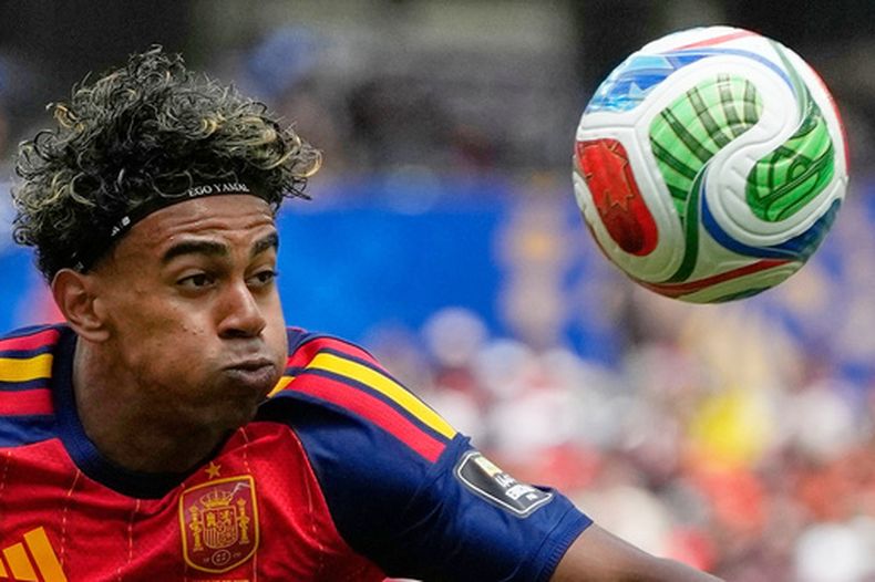 Lamine Yamal, de España, controla un balón en el duelo de cuartos de final de la Copa del Mundo ante Bélgica, el viernes 10 de julio de 2026 en Inglewood, California (AP Foto/Andre Penner)