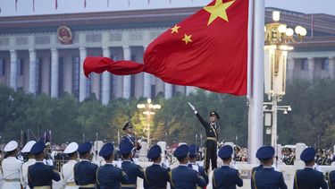 ARCHIVO - En esta foto distribuida por la Agencia Noticiosa Xinhua, un soldado de la guardia de honor despliega la bandera china durante una ceremonia en el 73er aniversario de la fundación de la República Popular China en la Plaza Tienanmen, Beij9ing, 1 de octubre de 2022. Los gobernantes del Grupo de los Siete países más desarrollados generalmente coinciden al expresar sus inquietudes sobre China. El problema es cómo pasar de las palabras a los hechos. (Chen Zhonghao/Xinhua via AP, File)