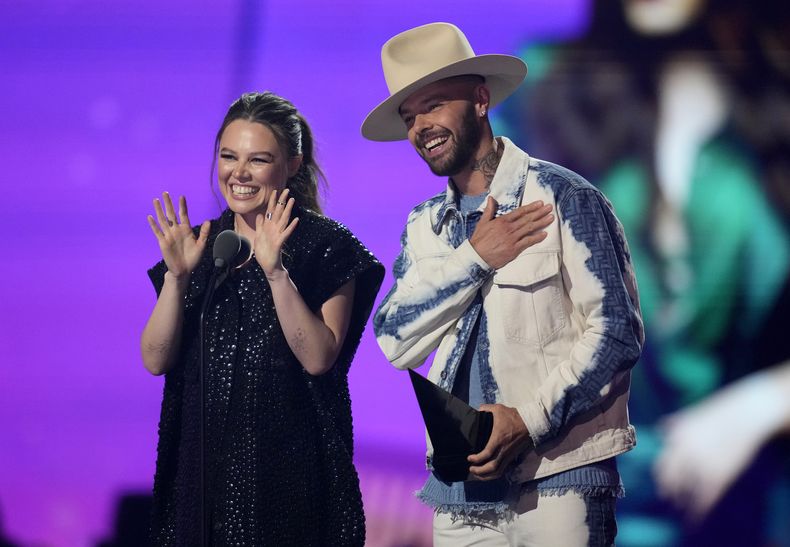 ARCHIVO - Joy Huerta, a la izquierda, y Jesse Huerta de Jesse & Joy aceptan el premio al mejor dúo o grupo pop en los Latin American Music Awards el jueves 20 de abril de 2023, en el MGM Grand Garden Arena de Las Vegas. (Foto AP/John Locher)
