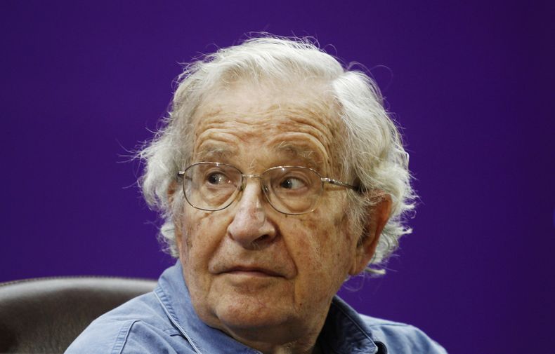 ARCHIVO - El académico estadounidense Noam Chomsky asiste a una conferencia en la Universidad Islámica el 20 de octubre de 2012, en Gaza. La esposa de Chomsky, Valeria Wasserman Chomsky, dijo el martes 18 de marzo de 2024 que los reportes sobre la muerte de su esposo eran falsos. (Foto AP/Hatem Moussa, archivo)