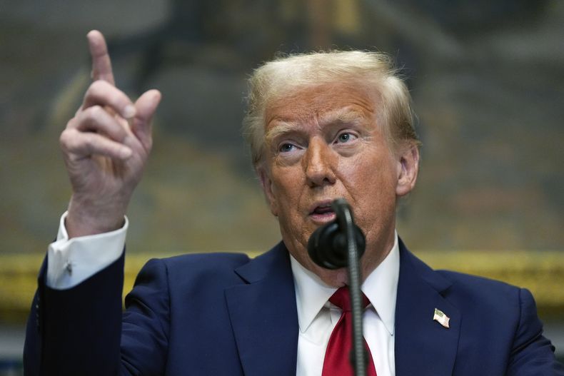 El presidente Donald Trump habla en la Sala Roosevelt de la Casa Blanca, el martes 21 de enero de 2025, en Washington. (AP Foto/Julia Demaree Nikhinson)