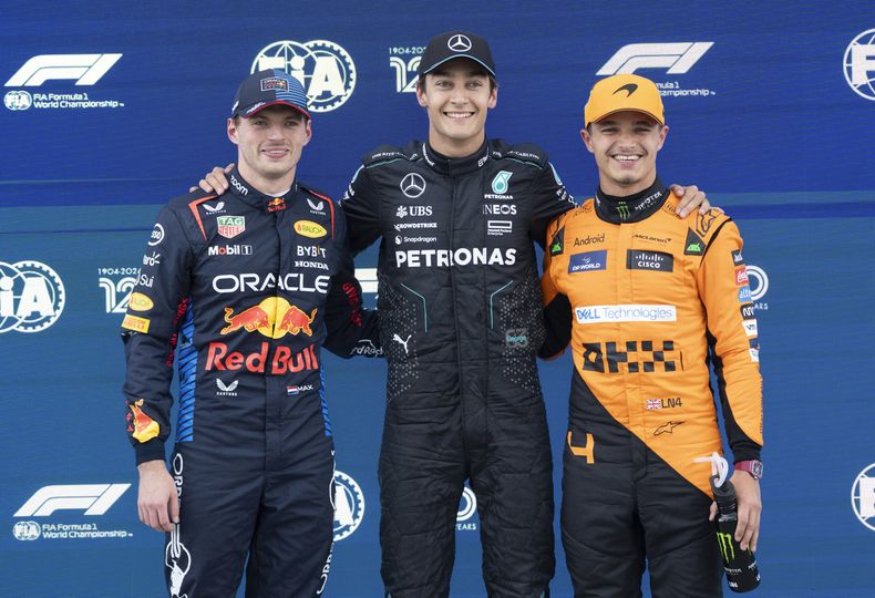 El piloto de Mercedes George Russell, al centro, tras ganar la pole para el GP de Canadá, junto a Max Verstappen de Red Bull y Lando Norris de McLaren tras la calificación del sábado 8 de junio del 2024. (Ryan Remiorz/The Canadian Press via AP)