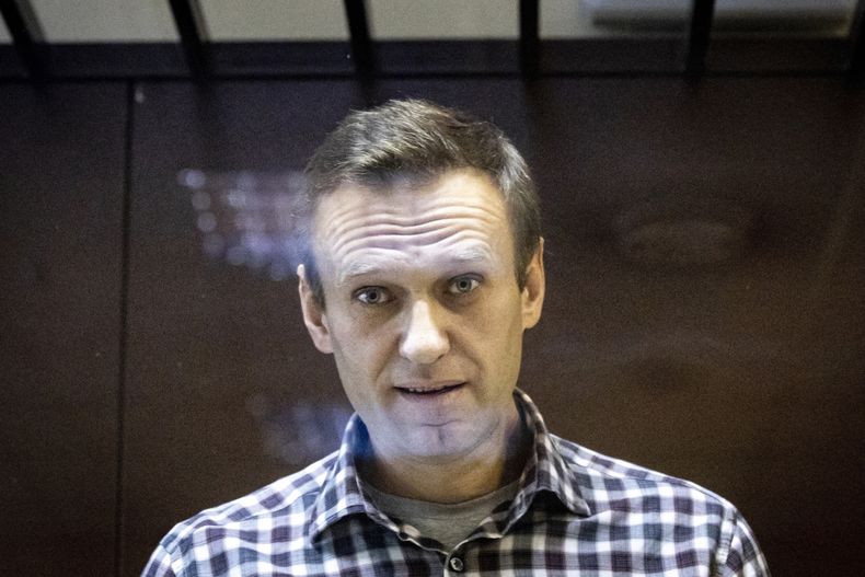 El líder opositor ruso Alexei Navalny en el tribunal en Moscú, el 20 de febrero de 2021. (Foto AP/Alexander Zemlianichenko)