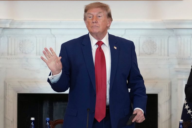El presidente Donald Trump se marcha tras hablar en una mesa redonda sobre minería, el viernes 7 de agosto de 2026, en el Departamento de Estado, en Washington. (Foto AP/Allison Robbert)