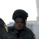 Un agente del Departamento de Seguridad Nacional resguarda el Edificio Federal Robert Young durante una marcha, el 18 de junio de 2025, en Los Ángeles. (AP Foto/Wally Skalij, Archivo)