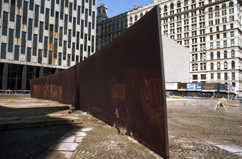 ARCHIVO - La escultura Tilted Arc, un muro curvo e inclinado de 12 pies (3,6 metros) de altura de acero oxidado del famoso escultor estadounidense Richard Serra, espera ser retirada, el 11 de marzo de 1989, en la Plaza Federal en el distrito de Manhattan de Nueva York. Serra, conocido por convertir paredes curvas de acero oxidado y otros materiales maleables en obras de arte a gran escala que ahora están repartidas por todo el mundo, murió el martes 26 de marzo de 2024 en su casa en Long Island, Nueva York. Tenía 85 años. (Foto AP/Mario Cabrera, archivo)