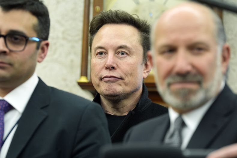 ARCHIVO - Elon Musk escucha durante la reunión entre el presidente estadounidense Donald Trump y el primer ministro indio Narendra Modi en la Oficina Oval de la Casa Blanca, el jueves 13 de febrero de 2025, en Washington. (Foto/Alex Brandon, archivo)