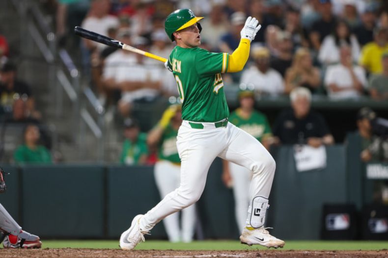 Brian Serven, de los Atléticos, pega un jonrón de dos carreras en el séptimo inning del juego del martes 28 de julio de 2026 ante los Medias Rojas de Boston (AP Foto Scott Marshall)