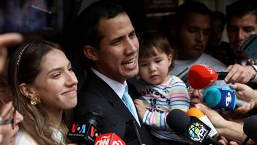 juan guaido denuncio que agentes del regimen de nicolas maduro persiguen a su esposa y a su hija