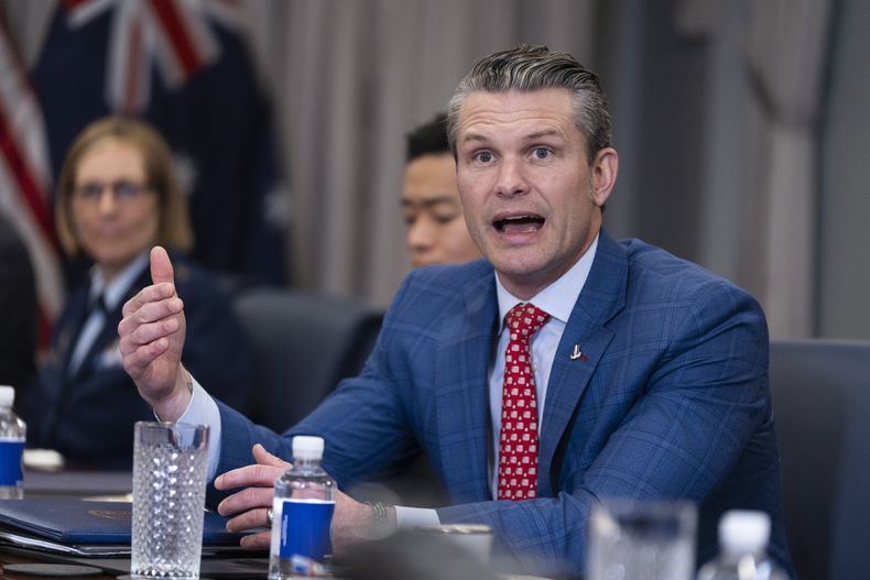 El secretario de Defensa, Pete Hegseth, responde a la pregunta de un periodista antes del inicio de una reunión con el ministro de Defensa australiano, Richard Marles, de visita en el Pentágono, el viernes 7 de febrero de 2025, en Washington. (AP Foto/Manuel Balce Ceneta)