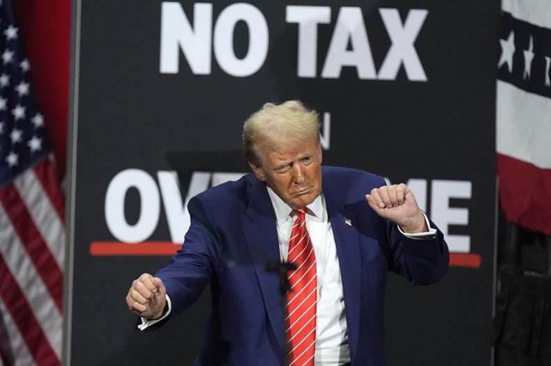 El candidato presidencial republicano y expresidente Donald Trump durante un acto de campaña, el 15 de octubre de 2024, en el Cobb Energy Performing Arts Centre de Atlanta. (AP Foto/John Bazemore, Archivo)