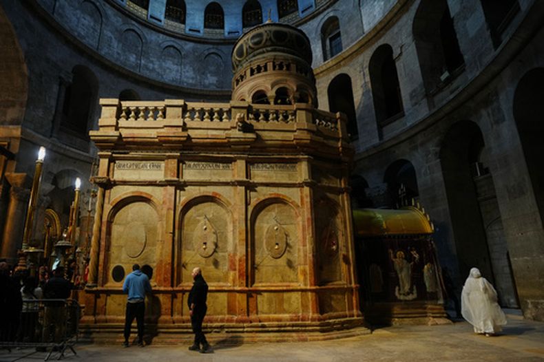 La gente visita la Iglesia del Santo Sepulcro después de que Israel levantó las restricciones tras un alto el fuego alcanzado entre Irán, Israel y EEUU, en Jerusalén, el 9 de abril de 2026. (Foto AP/Mahmoud Illean)