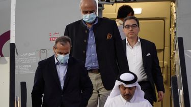 De izquierda a derecha, Emad Sharghi, Morad Tahbaz y Siamak Namazi, que estuvieron presos en Irán, desembarcan de un avión de Qatar Airways que los llevó de Teherán a Doha, Qatar, el 18 de septiembre de 2023. (AP Foto/Lujain Jo)