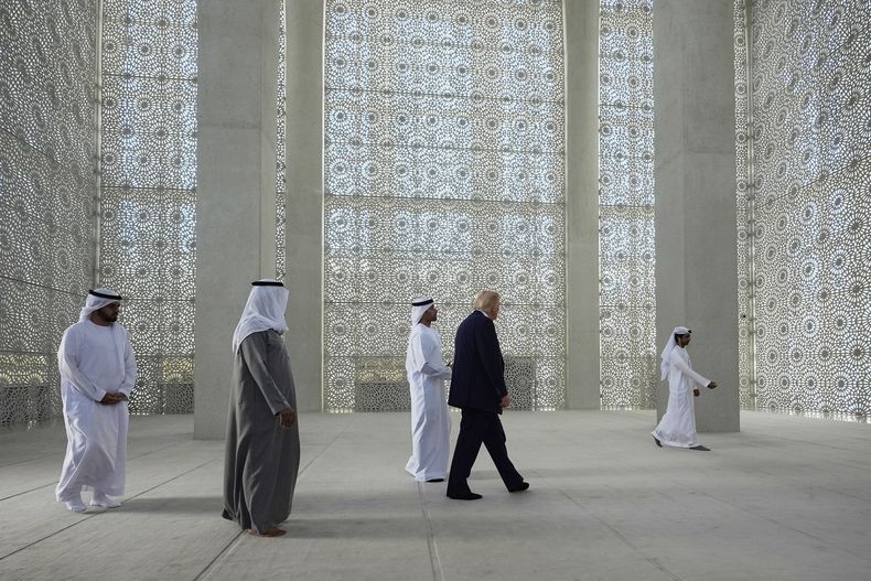 El presidente estadounidense Donald Trump recorre la mezquita de su eminencia Ahmed El-Tayeb en la Casa de la Familia Abrahámica, el viernes 16 de mayo de 2025, en Abu Dabi, Emiratos Árabes Unidos. (AP Foto/Alex Brandon)
