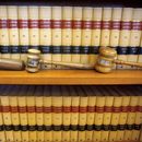 Mazos y libros de derecho en un librero el 14 de julio de 2010 en San Francisco, California. (Foto AP/Jeff Chiu, Archivo)