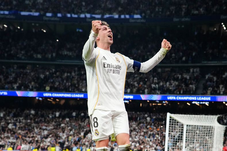 El uruguayo Federico Valverde del Real Madrid festeja tras anotar en el partido de ida de los octavos de final de la Champions League ante el Manchester City, el miércoles 11 de marzo de 2026 (AP Foto/José Bretón)