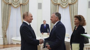 El presidente de Rusia, Vladímir Putin (izquierda), y el enviado del presidente de Estados Unidos, Donald Trump, Steve Witkoff (derecha), se dan la mano durante un encuentro en el Kremlin, en Moscú, Rusia, el 6 de agosto de 2025. (Gavriil Grigorov, Sputnik, Kremlin Pool Foto vía AP)