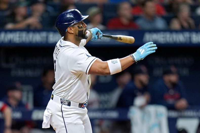 Yandy Díaz, de los Rays de Tampa Bay, observa el vuelo de la pelota de un elevado de sacrificio contra Alec Gamboa, de los Medias Rojas de Boston, durante la octava entrada del juego de béisbol de Grandes Ligas, el lunes 8 de junio de 2026, en San Petersburgo, Florida. (AP Foto/Chris OMeara)