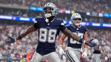 CeeDee Lamb, receptor de los Cowboys de Dallas, celebra su touchdown durante la segunda mitad del partido de la NFL en contra de los Texans de Houston, el domingo 4 de octubre de 2026, en Houston. (AP Foto/Ashley Landis)