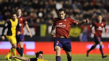 americateve | Koke, del Atl&eacute;tico de Madrid, se barre para tratar de quitar el bal&oacute;n al argentino Emiliano Armenteros, del Osasuna, durante su juego de la liga espa&ntilde;ola de f&uacute;tbol de primera divisi&oacute;n, el domingo 23 de febrero de 2014, e