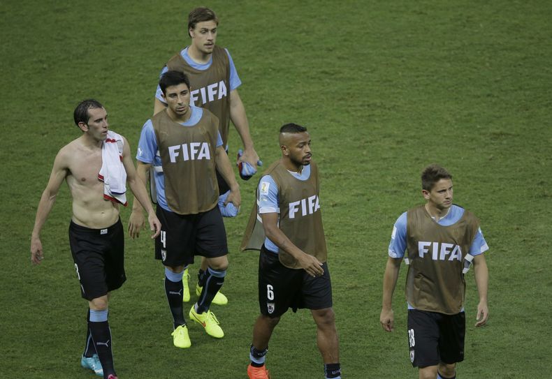 De izquierda a derecha, Diego God&iacute;n, Jorge Fucile, Alvaro Pereira y Gast&oacute;n Ram&iacute;rez, de la selecci&oacute;n uruguaya, abandonan la cancha tras la derrota ante Costa Rica en el Mundial, el s&aacute;bado 14 de junio de 2014 (AP foto/Serg