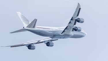 ARCHIVO - Un avión privado Boeing de 13 años de antigüedad que el presidente Donald Trump visitó el sábado para probar las nuevas características de hardware y tecnología, despega del Aeropuerto Internacional de Palm Beach, el 16 de febrero de 2025, en West Palm Beach, Florida (AP Foto/Ben Curtis, Archivo)