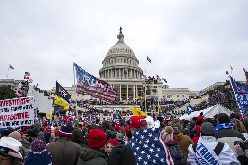ARCHIVO - Manifestantes leales al presidente Donald Trump se concentran en el Capitolio de Estados Unidos, en Washington, el 6 de enero de 2021. (AP Foto/Jose Luis Magana, Archivo)