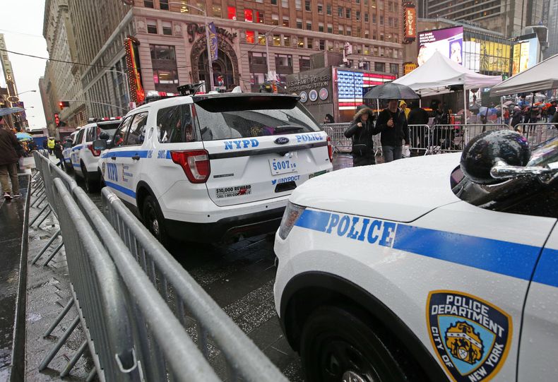 ARCHIVO - Una hilera de patrullas de la policía en una calle cerca de Times Square, el jueves 29 de diciembre de 2016, en Nueva York. (AP Foto/Kathy Willens, Archivo)