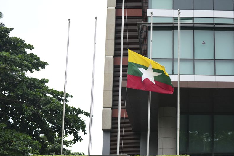 La bandera de Myanmar ondea a media asta frente a un edificio durante el 78o aniversario del Día de los Mártires que conmemora el asesinato de los próceres de la independencia del país, entre ellos el general Aung San, padre de la dirigente derrocada Aung San Suu Kyi, en Yangón, Myanmar, el 19 de julio del 2025. (AP foto)