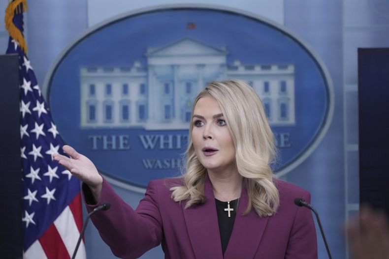 La secretaria de Prensa de la Casa Blanca, Karoline Leavitt, habla con reporteros en la Sala de Prensa James Brady en la Casa Blanca, el martes 28 de enero de 2025, en Washington. (AP Foto/Alex Brandon)