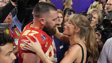 El tight end de los Chiefs de Kansas City Travis Kelce (87) habla con Taylor Swift después del Super Bowl 58 de la NFL contra los 49ers de San Francisco el domingo 11 de febrero de 2024, en Las Vegas. Los Chiefs ganaron 25-22. (Foto AP/John Locher)