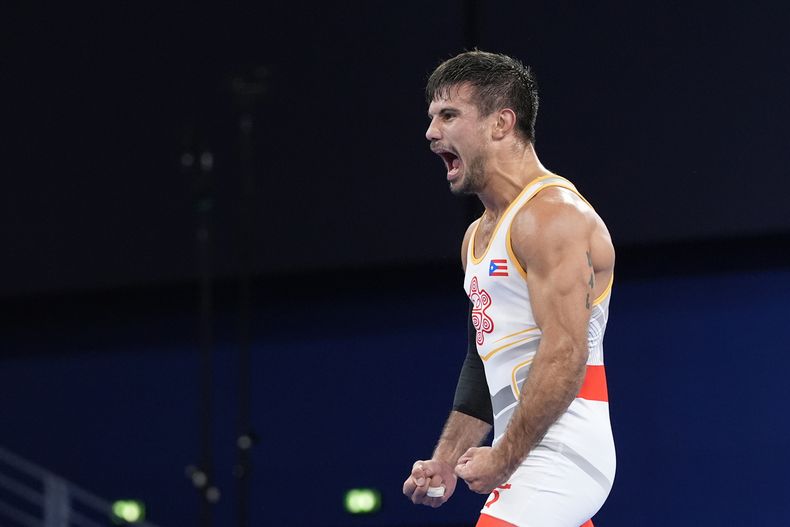 El puertorriqueño Sebastián Rivera celebra tras vencer al mongol Tumur Ochir Tulga en la categoría de 65 kilogramos de la lucha libre de los Juegos Olímpicos de París, el domingo 11 de agosto de 2024. (AP Foto/Eugene Hoshiko)
