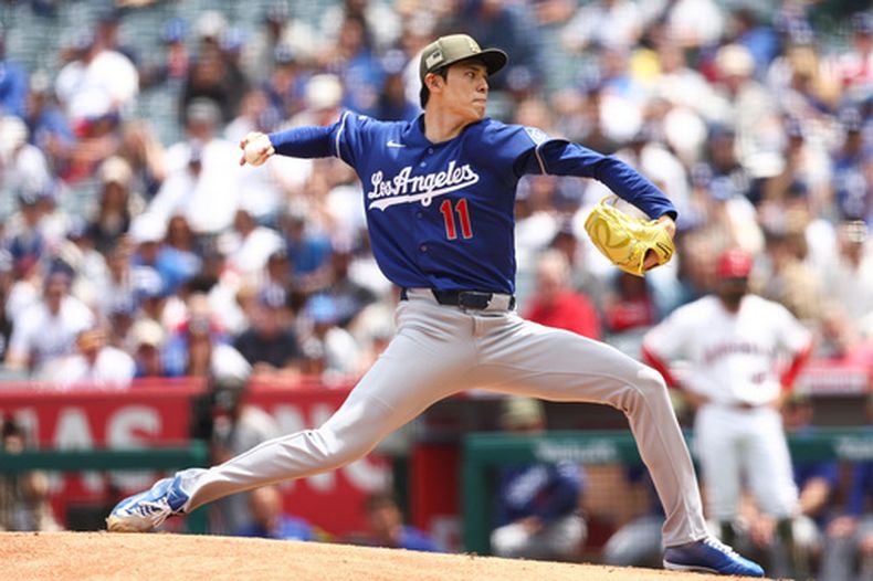 El pitcher de los Dodgers de Los Ángeles Roki Sasaki lanza en la primera entrada ante los Angelinos de Los Ángeles el domingo 17 de mayo del 2026. (AP Foto/Jessie Alcheh)