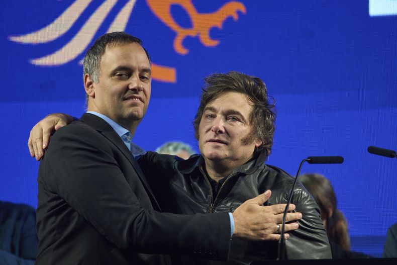 El presidente de Argentina, Javier Milei, a la derecha, abraza a Manuel Adorni, un contendiente en las próximas elecciones para la Legislatura de la ciudad de Buenos Aires, durante el mitin de cierre de campaña en Buenos Aires, Argentina, el miércoles 14 de mayo de 2025. (AP Foto/Rodrigo Abd)