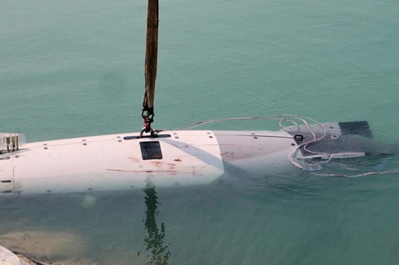 Esta imagen, proporcionada por Sepahnews, el sitio web oficial de la Guardia Revolucionaria de Irán, muestra lo que la Armada de Irán y la televisión estatal describieron como un dron submarino militar estadounidense capturado en la entrada del Estrecho de Ormuz, el martes 8 de septiembre de 2026. (Sepahnews vía AP)