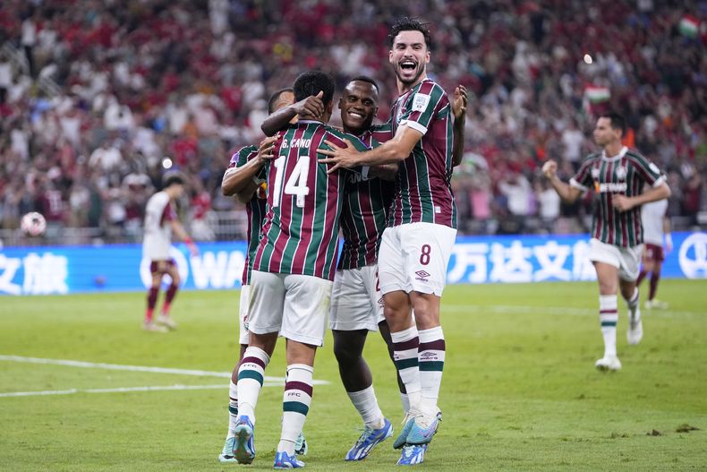 Jhon Arias, centro, de Fluminese, celebra después de anotar el primer gol de su equipo durante las semifinales del Mundial de Clubes entre Fluminense FC y Al Ahly FC el el estadio Rey Abdullah Sports City, en Yeda, Arabia Saudí, el lunes 18 de diciembre de 2023. (AP Photo/Manu Fernandez)