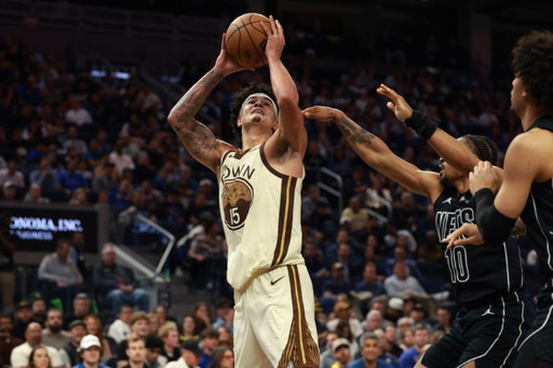 Gui Santos (15), de los Warriors de Golden State, dispara frente a Tyson Etienne (10), de los Nets de Brooklyn, durante la segunda mitad del juego de baloncesto de la NBA el miércoles 25 de marzo de 2026, en San Francisco. (AP Foto/Jed Jacobsohn)