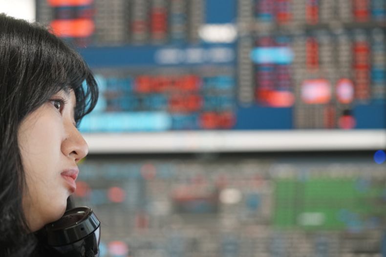 Una operadora habla por teléfono en la sala de operaciones de Hana Bank en Seúl, Corea del Sur, el miércoles 13 de mayo de 2026. (AP Foto/Lee Jin-man)