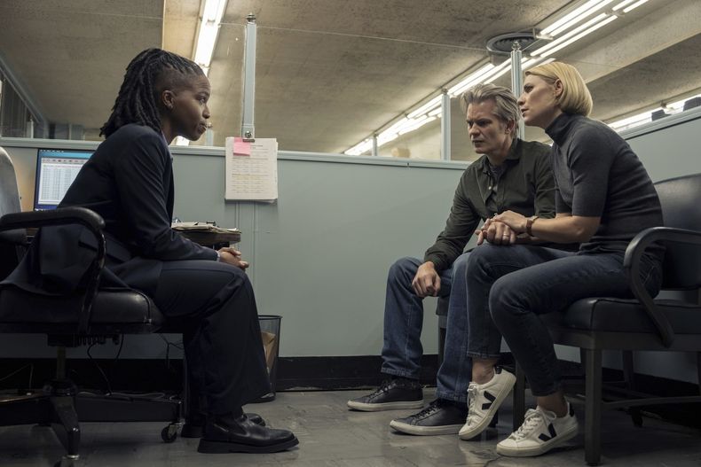 Lisa Janae, izquierda, Timothy Olyphant y Claire Danes en una escena de Full Circle en una imagen proporcionada por Max. (Sarah Shatz/Max via AP)