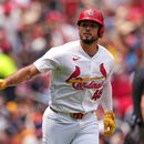 Iván Herrera, de los Cardenales de San Luis, lanza su bate tras conectar un jonrón solitario durante la tercera entrada en el primer juego de una doble cartelera de béisbol contra los Cerveceros de Milwaukee, el martes 7 de julio de 2026, en San Luis. (Foto AP/Jeff Roberson)